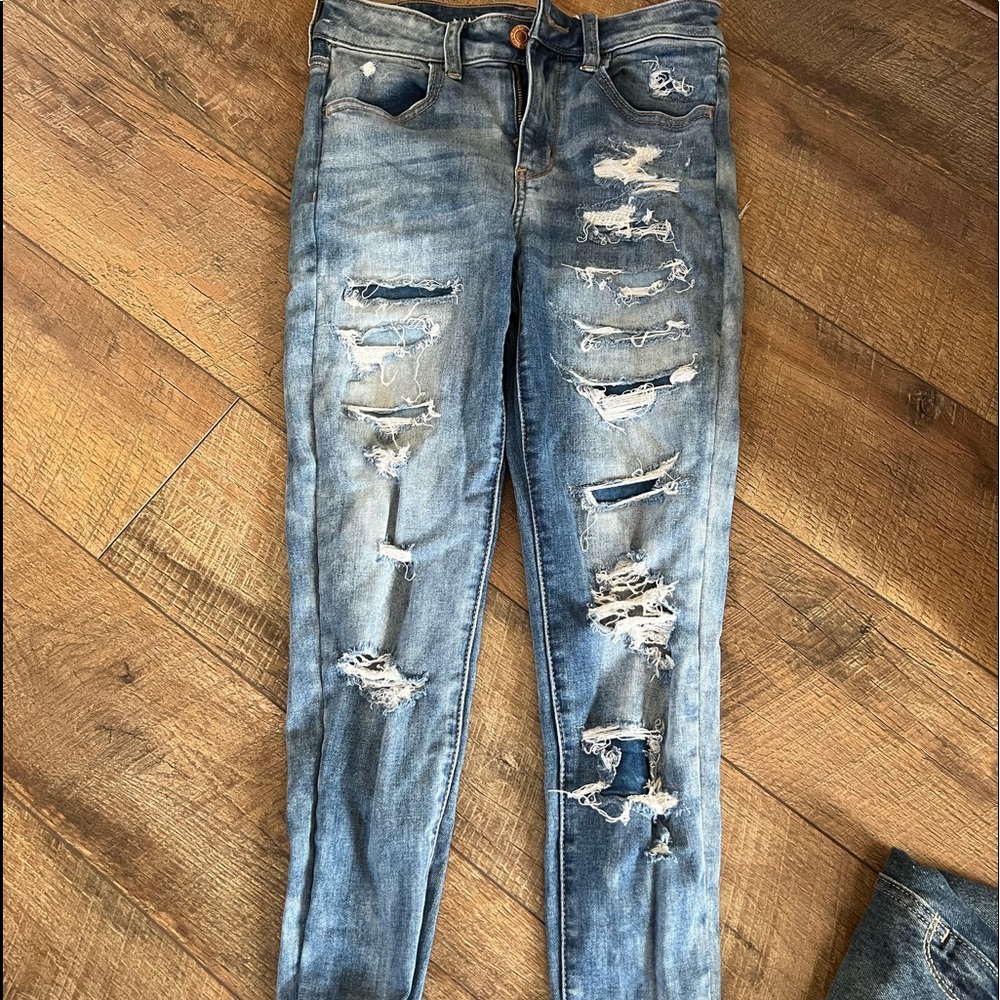 AMERICAN EAGLE MID RISE RIPPED SKINNY JEANS, SIZE 2 SHORT, GOOD CONDITION